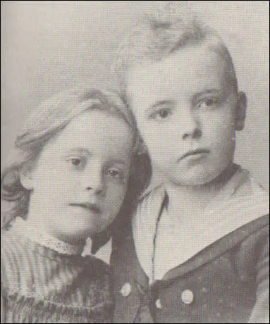Karen Danielsen, aged 7 and her brother Berndt Danielsen, age 11 (1892)
