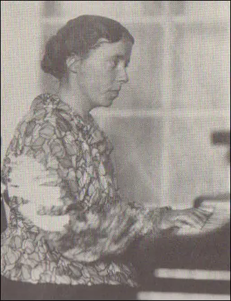 Karen Horney playing the piano (c. 1920)