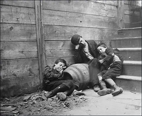 Jacob Riis, Homeless Children (1890)