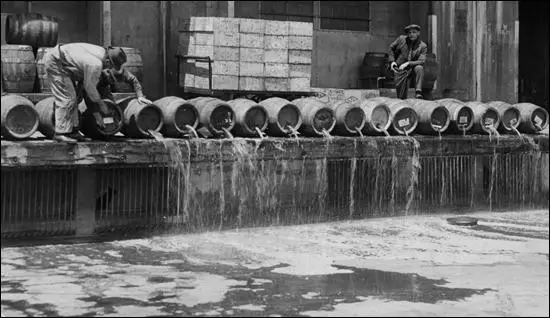 Men drain 10,000 barrels of beer into New York Harbor (1925)