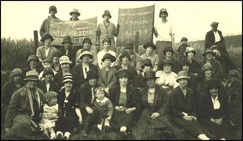 Helen Crawfurd with the Women's section of the Merthyr Tydfil Communist Party in 1925