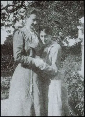 Violet Dickinson and Virginia Woolf in 1902