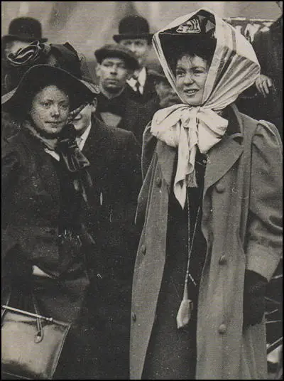Mary Gawthorpe with Christabel Pankhurst in January 1909.