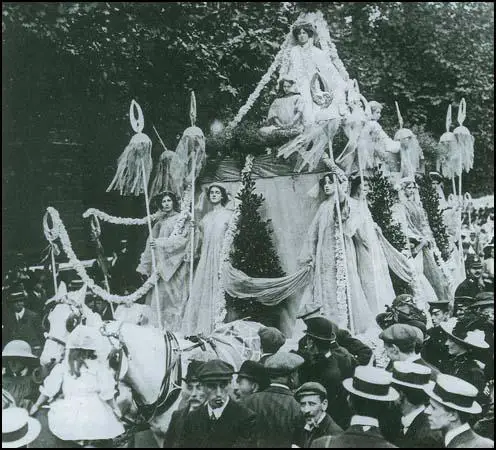 The procession on 17th June 1911 that was organised by Edith Downing.