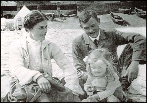 Harriet with Harold and their niece at St Ives in 1905