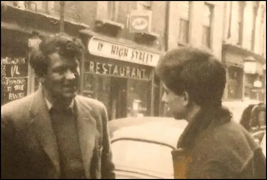 Edward Thompson talking to Raphael Samuel (c. 1952)