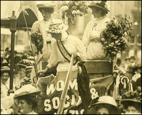 Mary Leigh (left) and Edith New (right) leaving Holloway Prison (23rd August 1908)