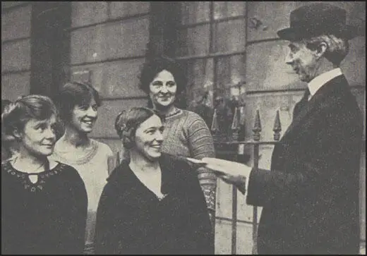 Emmeline Pankhurst and Catherine Pine (March, 1913)
