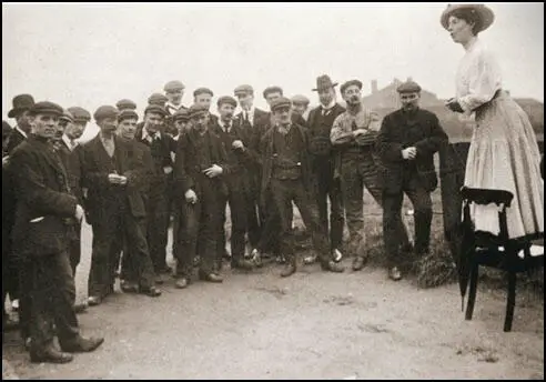 Una Dugdale campaigning at the Newcastle by-election, September 1908.