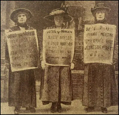 Margaret Haig Thomas (on the left) and Charlotte Haig (on the right) in Newport (1913)