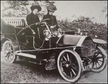 Margaret Haig Thomas and Charlotte Haig (c. 1906)