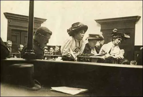 Christabel Pankhurst, Flora Drummond and Emmeline Pankhurst in court ( 1908)