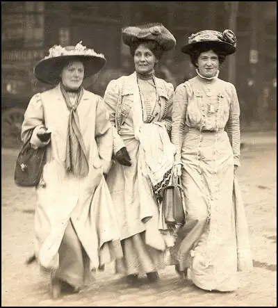 Mary Gawthorpe, Emmeline Pankhurst and Ada Flatman (c. 1909)