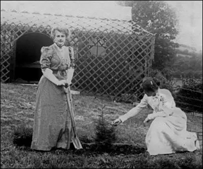 Georgina Brackenbury and Marie Brackenbury at the Suffragette's Rest in 1909