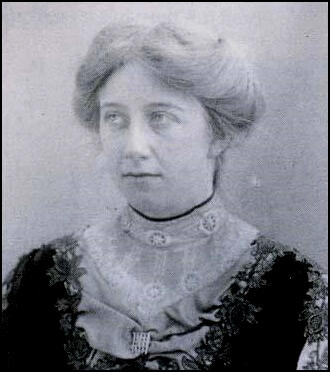 Elsie Howey photographed by Colonel Linley Blathwayt