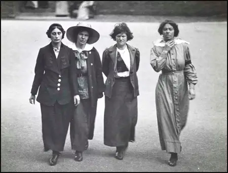 Margaret Scott, Jane Short, Margaret McFarlane and Olive Hotkin exercising in the yard of Holloway prison (1913)