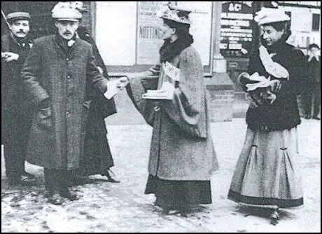 Minnie Baldock handing out leaflets in Nottingham (1907)