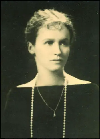 This photograph of Josephine Bigelow was found in Harry Crosby's wallet (1929)