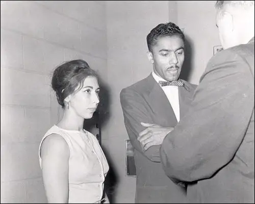 Janet Reinitz and Benjamin Elton Cox at the city jail in Little Rock (10th July, 1961)