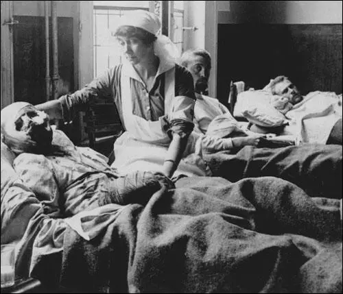 A Voluntary Aid Detachments nurse treating a wounded soldier in a hospital in Antwerp (1918)