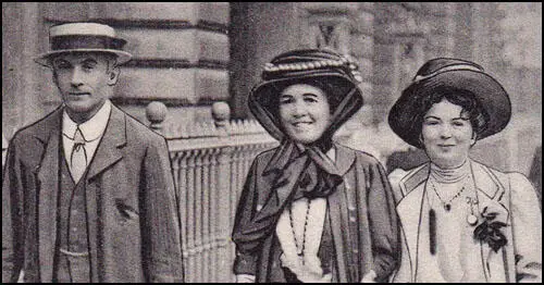 Frederick Pethick-Lawrence, Emmeline Pethick-Lawrence and Christabel Pankhurst (1908)