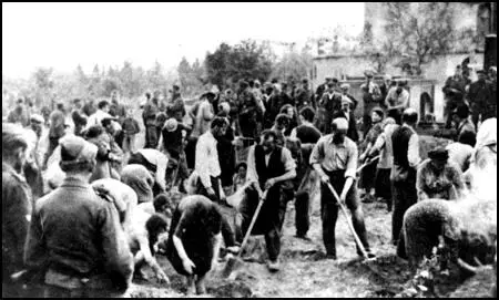 Jews digging their own graves in Ukraine (1941)