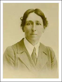 Norah Smyth (c. 1912)