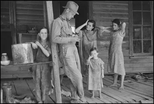 Walker Evans, Floyd Burroughs on Tingle porch (1936)