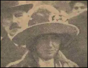 Olive Wharry leaving court with her father (26th April 1913)
