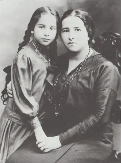 Hannah Arendt and her mother, Martha Arendt (1914)