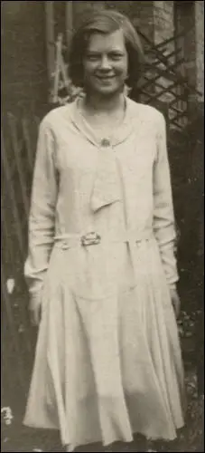 Muriel Hughes, aged about sixteen (c. 1930)