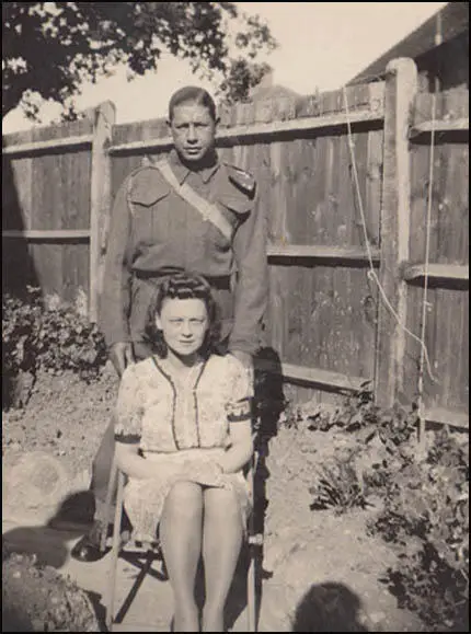 John and Muriel Simkin in the backgarden in 1941
