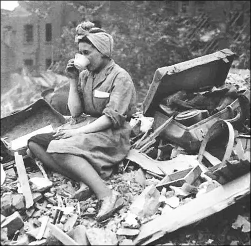 Drinking tea during the Blitz (June 1941)