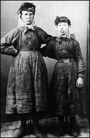 (Source 15) Mother and daughter in Manchester (1890)
