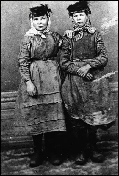 (Source 18) Two young women in Manchester (1890)