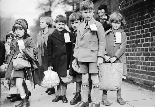 Photograph of children leaving London that appeared in The Daily Herald (28th September, 1938)