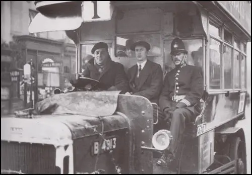 A policeman protects a volunteer driver (1926)