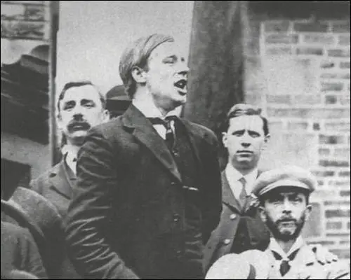 Victor Grayson speaking outside the Dartmouth Arms (19th July, 1907)