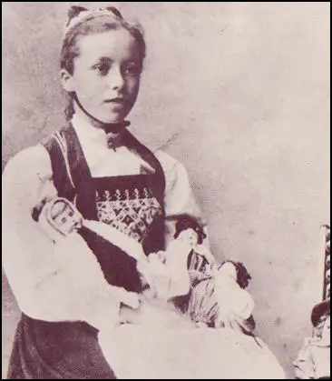 Drawing of Karen Danielsen aged 15 (1900)