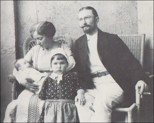 Karen and Oskar Horney with Brigitte and Marianne (1913)