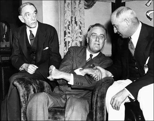 President Franklin D. Roosevelt with his advisors: Cary Grayson, Norman Davies, Raymond Moley, Rexford Tugwell and William Woodin in 1932.