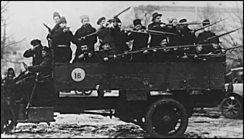 Red Guard's preparing to defend Petrograd (1917)
