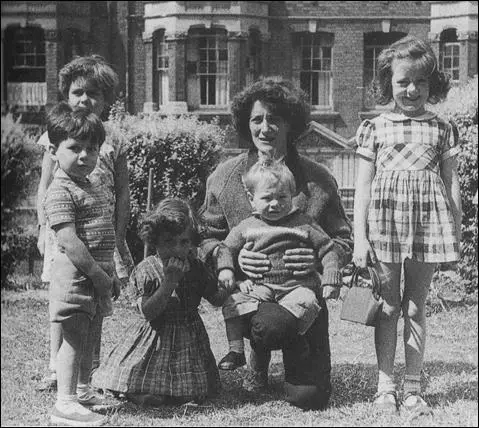 R. D. Laing's first family: Susie, Paul, Karen, Anne, Adrian and Fiona (1959)