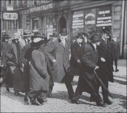 Lenin talking to Ture Nerman on the way to the sealed train on 13th April 1917. Also in the photograph is Inessa Armand (in the fur-trimmed jacket) and Nadezhda Krupskaya (in large hat).