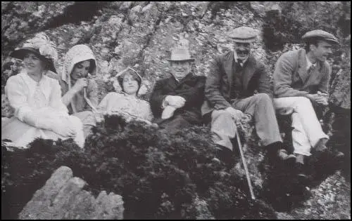 Sylvia Henley, Venetia Stanley, Violet Asquith, H. H. Asquith, Edwin Montagu and Maurice Bonham Carter at Anglesey in 1909.