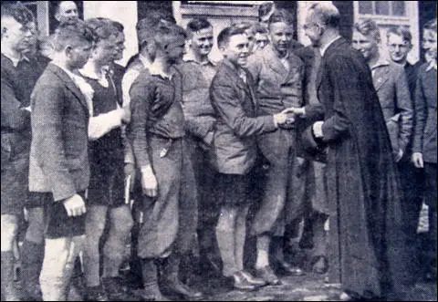 A photograph taken in January 1917. Left to right: A prison wardress,Hettie Wheeldon, Winnie Mason and Alice Wheeldon.