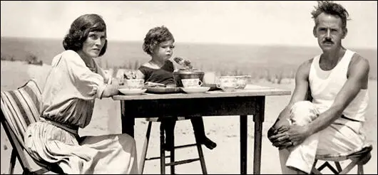 Agnes Boulton, Eugene O'Neill and their son, Shane (1922)