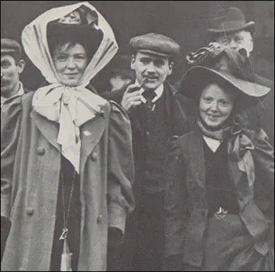 Christabel Pankhurst with Mary Gawthorpe (January, 1909)