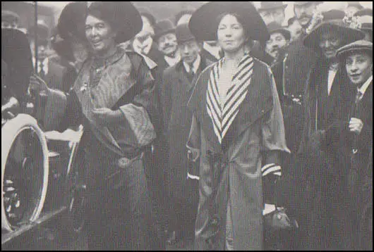 Christabel Pankhurst with Emmeline Pethick-Lawrence (November, 1911)