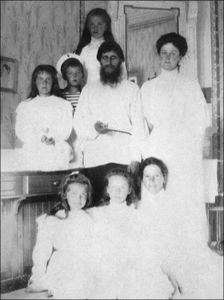 Alexandra Feodorovna with her children, Rasputin and the family nurse Maria Ivanova Vishnyakova (1908)